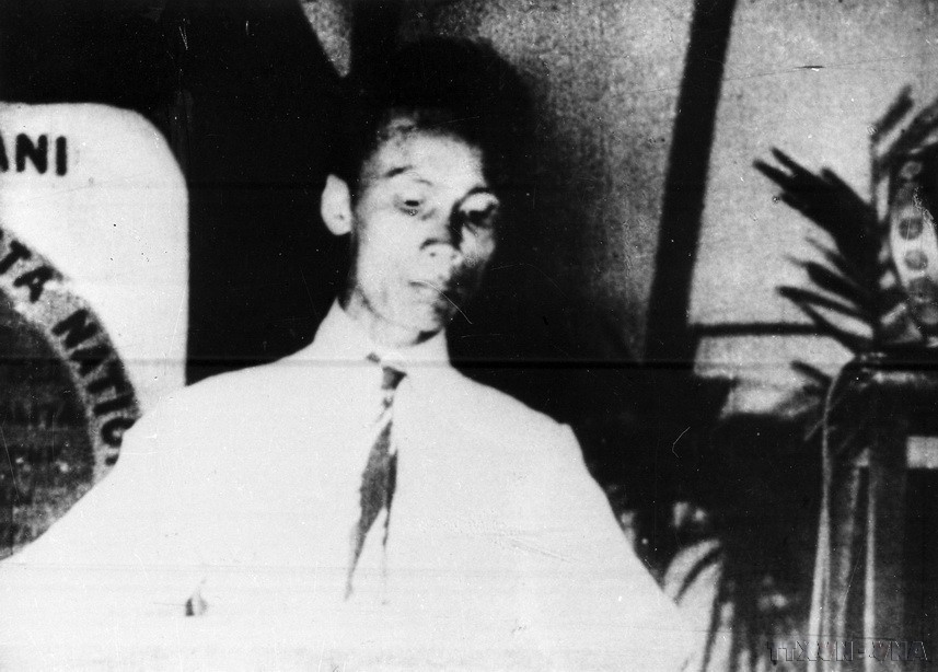 El joven Nguyen Tat Thanh, con un profundo patriotismo, recorrió los cinco continentes para ver cómo Francia y otros países habían alcanzado la independencia y la libertad, y luego “regresar para ayudar a su pueblo”. Treinta años después, regresó y cambió el destino y el futuro de toda la nación. En la imagen: Nguyen Ai Quoc interviene en el V Congreso de la Internacional Comunista, celebrado en Moscú (Rusia) en 1924. (Foto: VNA)