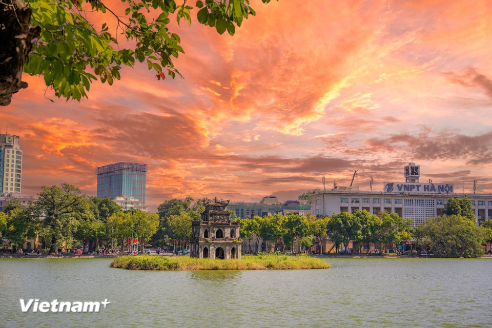 El atardecer en Hanoi sigue siendo uno de sus paisajes más cautivadores y hermosos. Los lugareños suelen susurrar entre sí que la ciudad posee una "temporada del atardecer" secreta. (Foto: Vietnam+)