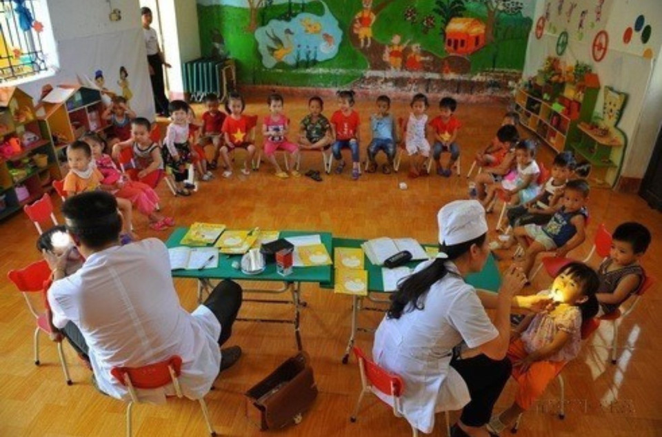 El sector de la salud se desarrolla con fuerza y alcanza numerosos logros durante los años de Renovación, con especial énfasis en la promoción del acceso a los servicios médicos para pobladores de las minorías étnicas. (Foto: VNA)