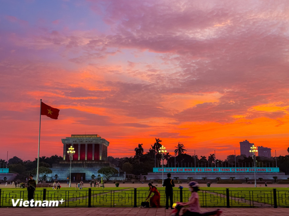 Entre finales de otoño y principios de invierno, a medida que el sol se pone, un resplandor dorado se extiende por los tejados y las copas de los árboles, cubriendo toda la ciudad con una cálida capa color miel. (Foto: Vietnam+)
