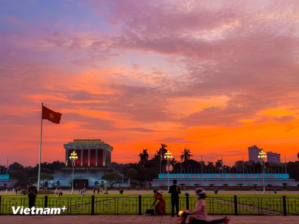 Entre finales de otoño y principios de invierno, a medida que el sol se pone, un resplandor dorado se extiende por los tejados y las copas de los árboles, cubriendo toda la ciudad con una cálida capa color miel. (Foto: Vietnam+)