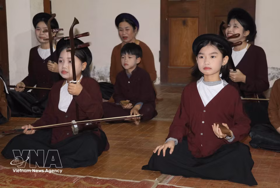La activa participación de los jóvenes desempeña un papel clave en la preservación y promoción del valor del canto Xam en la comuna de Yen Tu, provincia de Ninh Binh. (Foto: VNA)