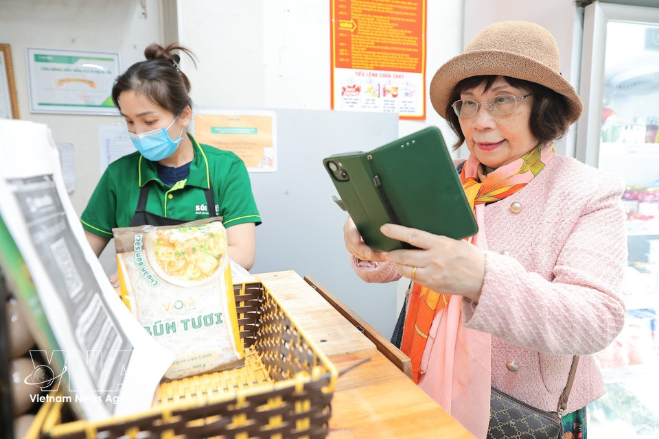 La tendencia de los pagos digitales se está convirtiendo gradualmente en un hábito de los consumidores vietnamitas. (Foto: VNA)