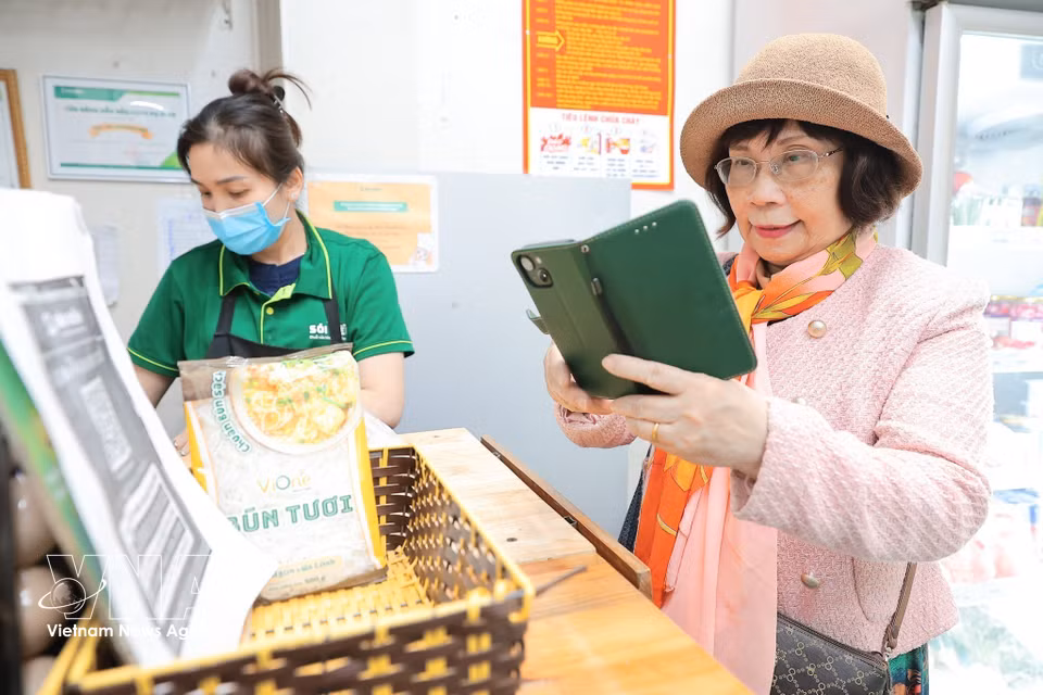 La tendencia de los pagos digitales se está convirtiendo gradualmente en un hábito de los consumidores vietnamitas. (Foto: VNA)