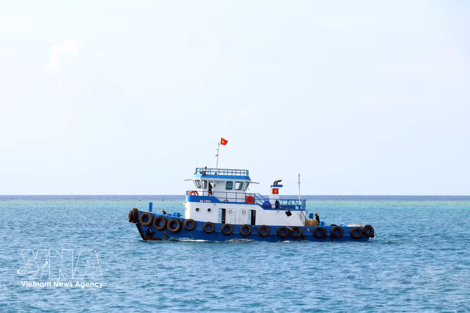La bandera vietnamita ondea entre el mar y el cielo, reflejando el orgullo nacional y reafirmando la soberanía marítima del país. (Foto: VNA)