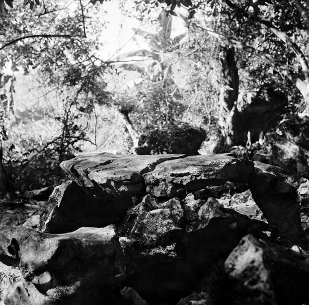 La mesa de piedra junto al arroyo Lenin, donde el Presidente Ho Chí Minh solía sentarse a trabajar. (Foto: VNA)