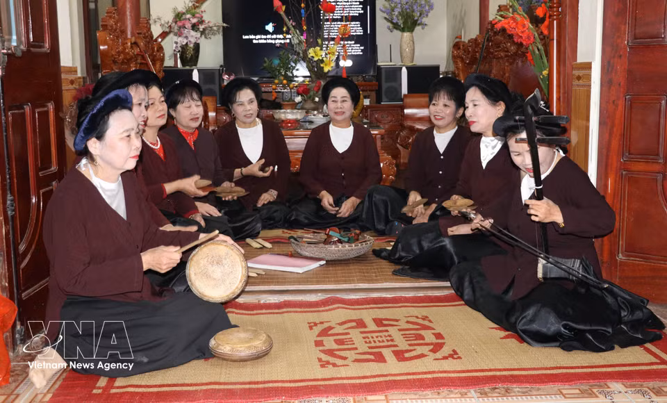 Los miembros del grupo de canto Xam del mercado Long se reúnen periódicamente, generando espacios de intercambio, fortaleciendo los vínculos comunitarios y fomentando una pasión duradera por las artes escénicas tradicionales. (Foto: VNA)