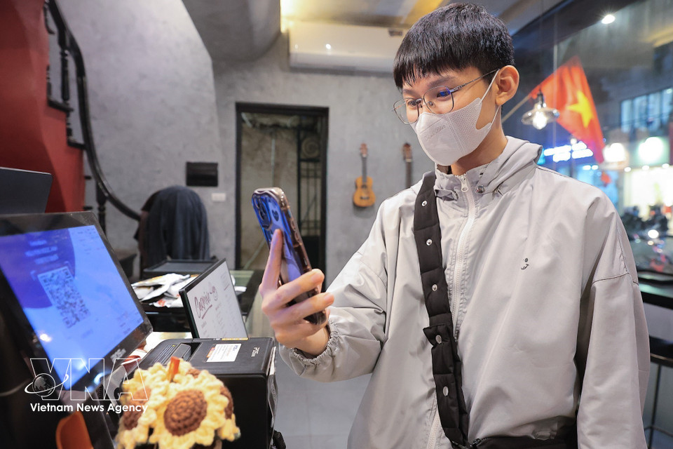Con solo un teléfono inteligente, las personas pueden realizar fácilmente transacciones de pago en cuestión de segundos. (Foto: VNA)