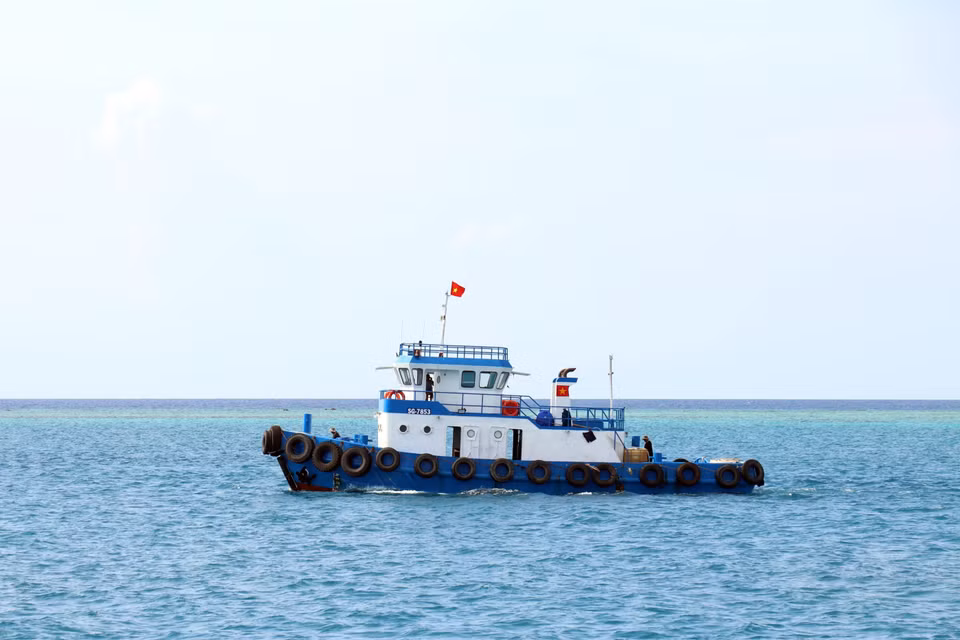 La bandera vietnamita ondea entre el mar y el cielo, reflejando el orgullo nacional y reafirmando la soberanía marítima del país. (Foto: VNA)