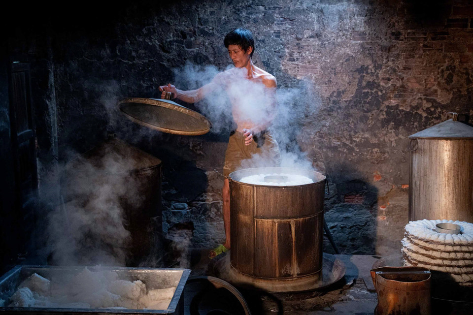 Proceso de cocción al vapor en el horno. (Foto: VNA)