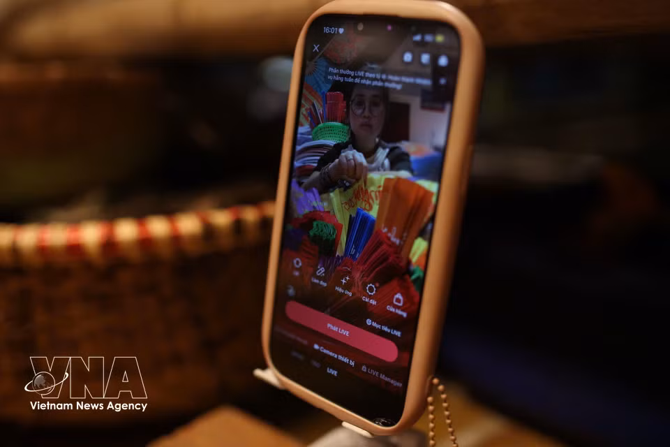 Los abanicos Chang Son ahora se promocionan en plataformas digitales, abriendo nuevas vías para llegar a los clientes en la era tecnológica. (Foto: VNA)