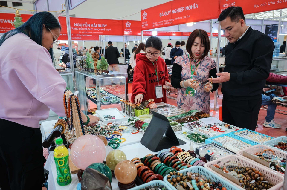 Empresas presentan una amplia gama de piedras preciosas y de feng shui para satisfacer la demanda del público en la Feria de Primavera 2026. (Foto: VNA)