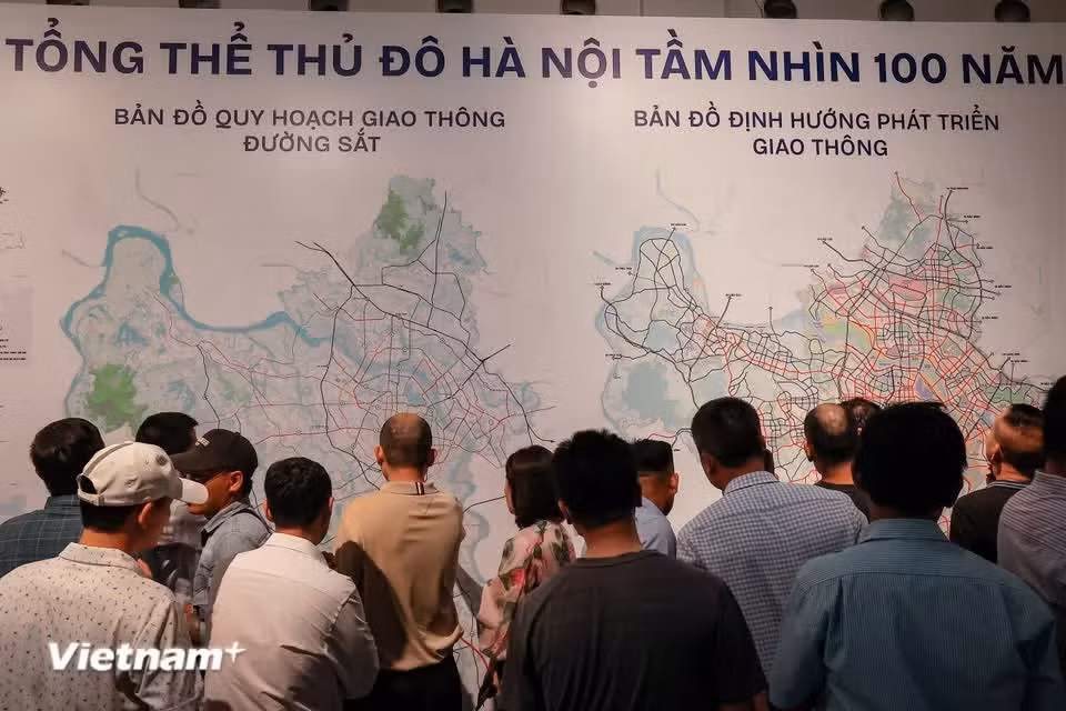 Grandes paneles informativos muestran la evolución de la planificación urbana de Hanoi a lo largo del tiempo, reflejando el crecimiento de la capital y las sucesivas ampliaciones de sus límites administrativos. (Foto: Vietnam+)