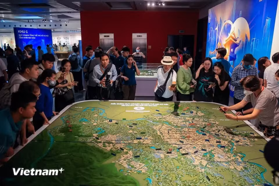 El plan maestro abarca todo el territorio administrativo de Hanoi, con una superficie aproximada de 3.359,84 kilómetros cuadrados. Se prevé que la población de la capital alcance entre 14 y 15 millones de habitantes en 2035 y entre 17 y 19 millones en 2065. (Foto: Vietnam+)