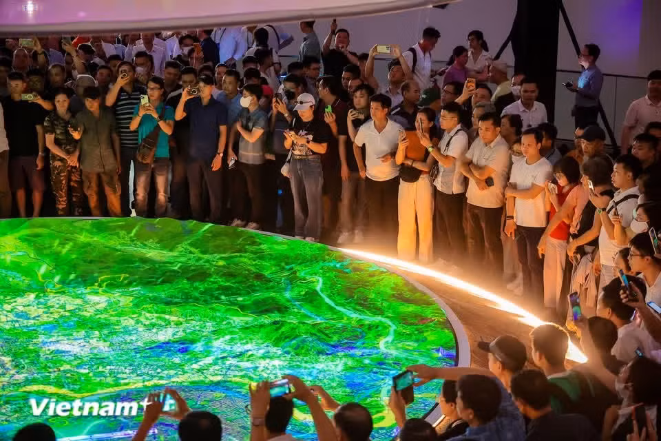 El plan maestro de Hanoi para los próximos 100 años se presenta mediante una maqueta a gran escala, complementada con tecnología de mapeo 3D inmersivo, que ofrece a los visitantes una experiencia visual e interactiva del futuro desarrollo de la capital. (Foto: Vietnam+)