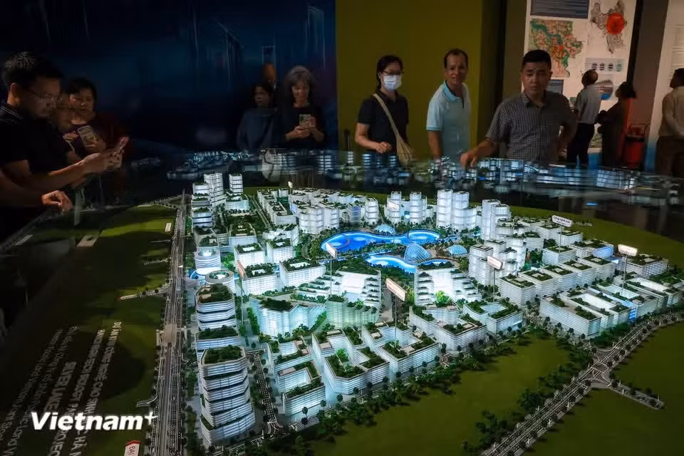 La exposición también incluye planos arquitectónicos y maquetas de diversos proyectos emblemáticos previstos para la capital. (Foto: Vietnam+)