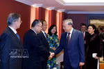 El secretario general del Partido Comunista y presidente de Vietnam, To Lam, junto con su esposa, sostiene un encuentro con familiares de generales, expertos y personalidades vinculadas a la amistad entre Vietnam y China. (Foto: VNA)