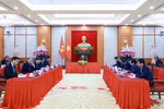 El secretario general del Partido Comunista de Vietnam, To Lam, sostiene una conversación telefónica con el primer secretario del Partido Comunista de Cuba y presidente del país caribeño, Miguel Díaz-Canel. (Foto: VNA)