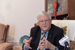 El profesor Carl Thayer de la Academia de Defensa de Australia, Universidad de Nueva Gales del Sur, en una entrevista con la Agencia Vietnamita de Noticias. (Foto: VNA)