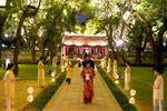 Turistas disfrutan del recorrido nocturno "Sonidos de Vietnam" en el Templo de la Literatura. (Foto: hanoimoi.vn)
