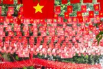 El rojo de la bandera nacional inunda la calle Hang Ma, distrito de Hoan Kiem, Hanoi. Foto: Khanh Hoa/VNA
