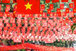 El rojo de la bandera nacional inunda la calle Hang Ma, distrito de Hoan Kiem, Hanoi. Foto: Khanh Hoa/VNA