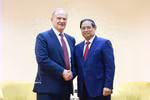 El primer ministro de Vietnam, Pham Minh Chinh, y el presidente del Partido Comunista de la Federación de Rusia, Gennady Ziuganov. (Foto: VNA)