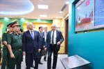 El presidente de la Duma Estatal de Rusia, Vyacheslav Volodin, visita la sala tradicional del Centro Tropical Vietnam-Rusia. (Foto: VNA)