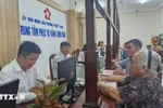Una gran cantidad de personas acudió a realizar trámites administrativos el primer día de operaciones del gobierno de dos niveles en el distrito de Phuoc Thang, Ciudad Ho Chi Minh. (Foto: VNA)