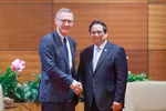 El primer ministro de Vietnam, Pham Minh Chinh, se reúne con Donal Brown, vicepresidente del Fondo Internacional de Desarrollo Agrícola (FIDA). Foto: VNA