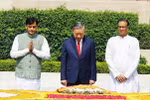 El secretario general del Partido Comunista y presidente de Vietnam, To Lam, deposita una ofrenda floral en el Memorial de Mahatma Gandhi. Foto: VNA.