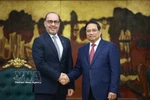 El primer ministro de Vietnam, Pham Minh Chinh, y el embajador qatarí, Khalid Ali Abdullah Abel (Fuente: VNA)