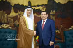 El primer ministro vietnamita, Pham Minh Chinh, recibe al embajador emiratí, Bader Abdullah Almatrooshi. (Foto: VNA)