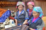 Trajes tradicionales de la etnia Mong brillan en la comuna de Suoi Giang