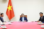 El primer ministro de Vietnam, Pham Minh Chinh, sostiene una conversación telefónica con el primer ministro y ministro de Relaciones Exteriores de Qatar, el jeque Mohammed bin Abdulrahman bin Jassim Al-Thani. (Foto: VNA)
