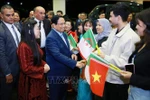 El primer ministro Pham Minh Chinh y su esposa con representantes de la comunidad vietnamita en Argelia. (Foto: VNA)