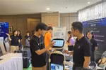 Los visitantes recorren la exposición de demostración tecnológica en el Día del Emprendimiento e Innovación de la ciudad de Da Nang – SURF 2025. (Foto: VNA)