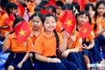 Alumnos de la Escuela Primaria Dinh Tien Hoang, barrio de Hiep Phu, Ciudad Ho Chi Minh, el día de la inauguración del año escolar, la mañana del 5 de septiembre. (Foto: tuoitre)