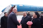 El viceprimer ministro ruso Dmitri Chernyshenko despide al secretario general To Lam y a su esposa en el aeropuerto Vnukovo 2, Moscú. (Foto: VNA)