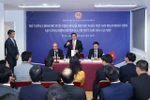 El primer ministro Pham Minh Chinh se reúne con representantes de expertos e intelectuales vietnamitas en el extranjero en Francia. (Foto: VNA)