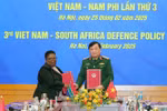 El viceministro de Defensa de Vietnam, Hoang Xuan Chien, y la secretaria general interina de Defensa de Sudáfrica, Thobekile Gamede. (Foto: VNA)