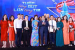 El primer ministro Pham Minh Chinh junto a los dirigentes, periodistas, editores y autores galardonados en la XIX edición del Premio Nacional de Periodismo 2024 de la Agencia Vietnamita de Noticias. (Foto: VNA)