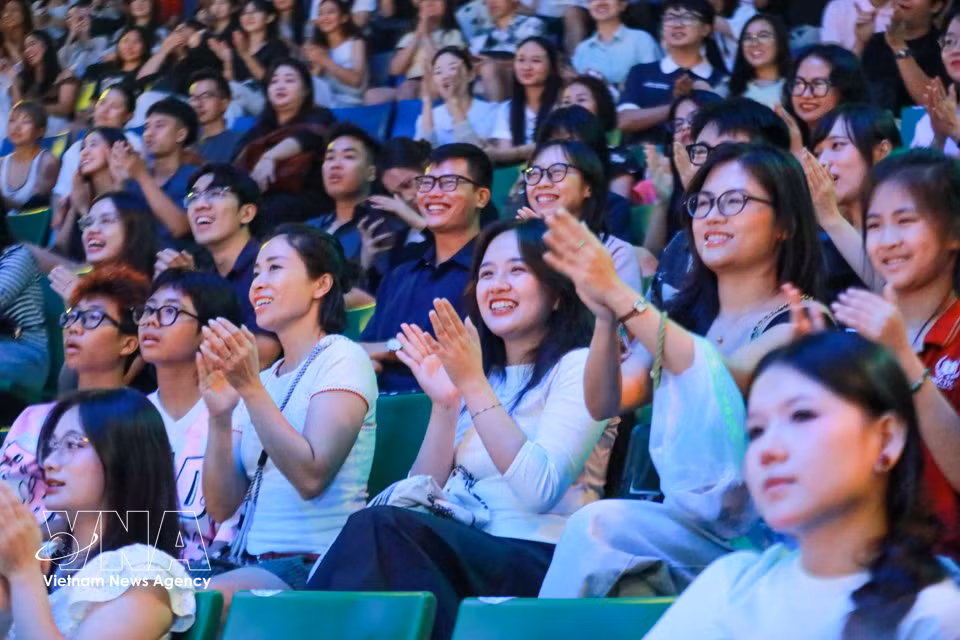 La obra de circo teatral “Son Than Thuy Quai” ha generado un fenómeno poco habitual en el sector circense vietnamita: las más de 1.200 localidades del Circo Central registran funciones con el aforo completo de manera continuada. Foto: VNA