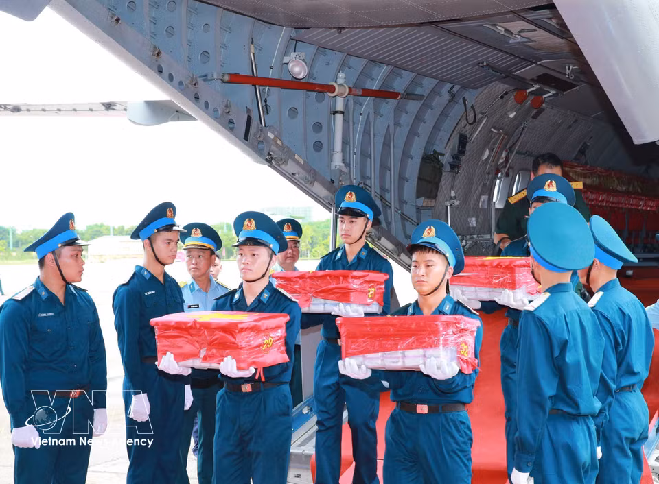 Ceremonia solemne de traslado de las muestras de restos óseos de los mártires desde el avión, en el aeropuerto de Gia Lam, para la posterior ofrenda de incienso en su memoria. Foto: VNA
