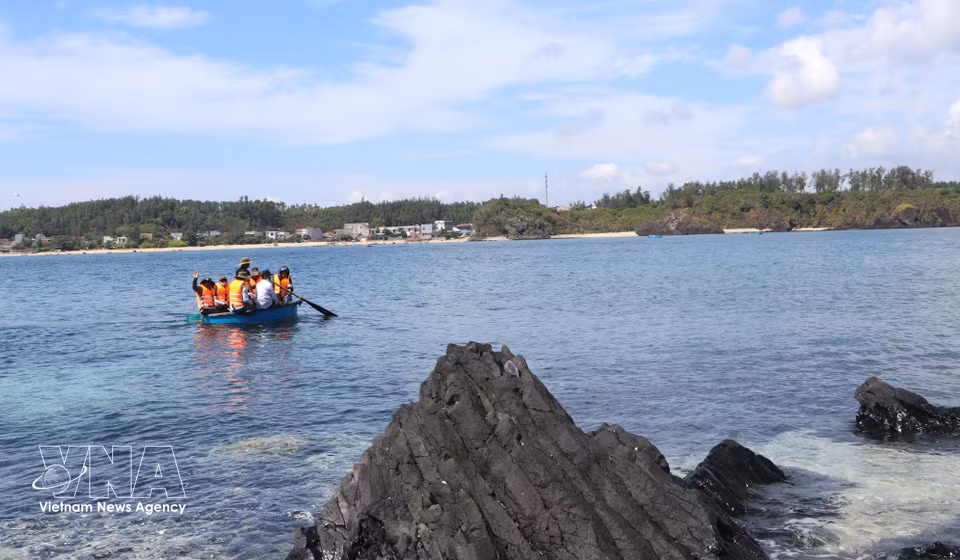 Para llegar a Hon Nhan, los visitantes pueden utilizar pequeñas embarcaciones a motor o barcas tradicionales de cesta. (Fuente: VNA)