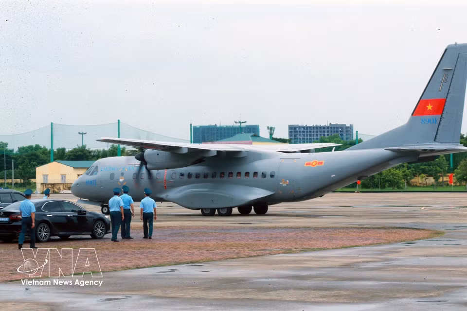 Un vuelo especial que transportaba más de 7.000 muestras de restos óseos de mártires de guerra procedentes del aeropuerto de Tan Son Nhat, en Ciudad Ho Chi Minh, aterrizó en el aeropuerto de Gia Lam, en Hanoi. Foto: VNA