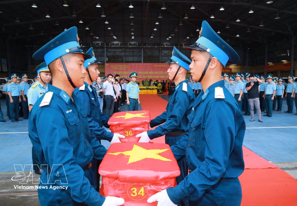 Ceremonia solemne de traslado de las muestras de restos óseos de los mártires desde el avión, en el aeropuerto de Gia Lam, para la posterior ofrenda de incienso en su memoria. Foto: VNA
