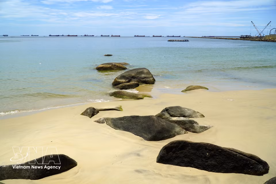 La extensa playa de arena dorada y las aguas cristalinas, principales atractivos de la playa de Son Tra. (Foto: VNA)