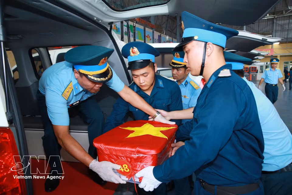 Tras la ceremonia de ofrenda de incienso, las muestras de restos óseos fueron trasladadas a la Academia de Ciencia y Tecnología de Vietnam para someterlas a análisis de ADN. Foto: VNA