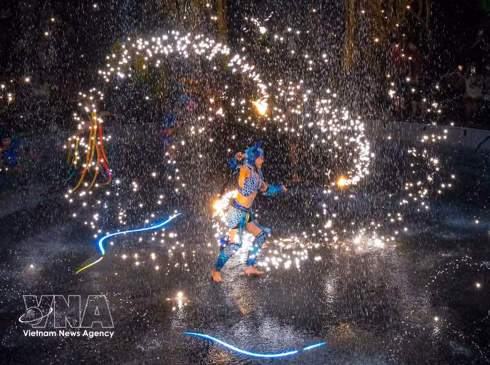 La tecnología no sustituye las habilidades de los artistas, sino que potencia la expresividad de sus actuaciones y realza los movimientos, las figuras y los momentos más impactantes sobre el escenario. Foto: VNA